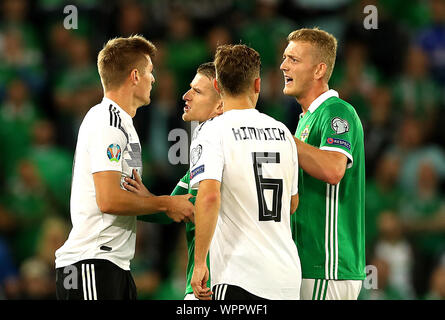 In Deutschland Toni Kroos (links) und Joshua Kimmich (Zweiter von rechts) sprechen mit Nordirland George Saville (rechts) und Steven Davis während der UEFA EURO 2020 Qualifikation Gruppe C Match im Windsor Park, Belfast. Stockfoto