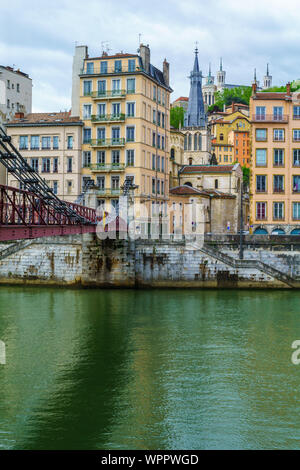 Die saint-vincent Brücke, über die Saone Fluss, und bunten Häusern, in Lyon, Frankreich Stockfoto