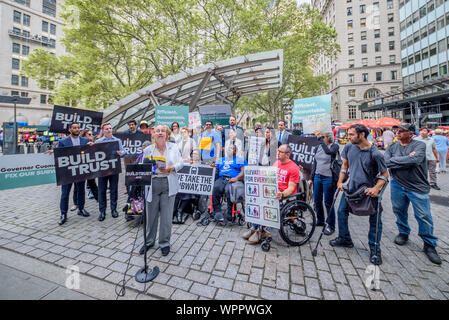 New York, USA. 9 Sep, 2019. Manhattan Präsident Gale Brewer - Öffentliche Verkehrsmittel advocacy groups und lokalen gewählten Beamten an einer Pressekonferenz conferece und Kundgebung an Bowling Green am 8. September 2019 der Aufbau von Vertrauen Kampagne zu starten und einen Bericht mit vier Empfehlungen für Gouverneur Cuomo eine kostengünstige 2020-2024 MTA- Programm das U-Bahn System in eine stetige Verbesserung zu liefern zu lösen. Credit: Erik McGregor/ZUMA Draht/Alamy leben Nachrichten Stockfoto