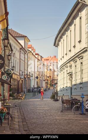 BIELSKO-BIALA, Polen - 1. SEPTEMBER 2019: schöne historische Straße zwischen Wohnhäusern in der Altstadt von Bielsko-Biala, Polen. Stockfoto