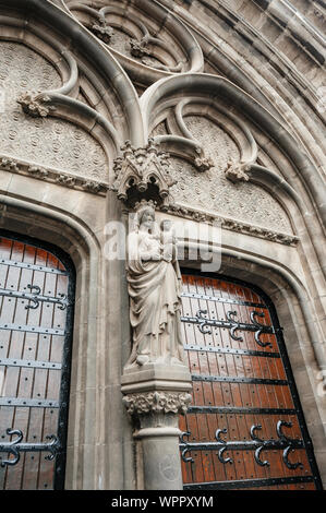 Mai holding Jesus Statue über dem Eingang des neugotischen Sint-Petrus-en-Pauluskerk die Hauptkirche von Ostende, Belgien eine Römisch-katholische Kirche Stockfoto