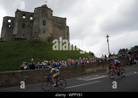 Warkworth, Northumberland, Großbritannien, 9. September 2019, die Stufe drei der Tour durch Großbritannien Radfahren geht Warkworth Castle, der Sieger der Etappe war Dylan Groenewegen, Kredit: DavidWhinham/Alamy leben Nachrichten Stockfoto