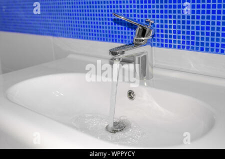 Fließt das Wasser aus dem Wasserhahn Stockfoto