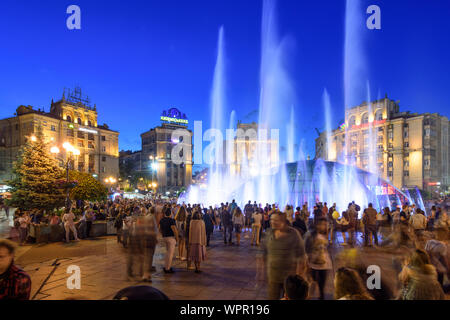 Kiew, Kiew: Maidan Nesaleschnosti (Platz der Unabhängigkeit), nächtliche Springbrunnenshow, Kiew, Ukraine Stockfoto