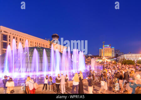 Kiew, Kiew: Maidan Nesaleschnosti (Platz der Unabhängigkeit), nächtliche Springbrunnenshow, Kiew, Ukraine Stockfoto