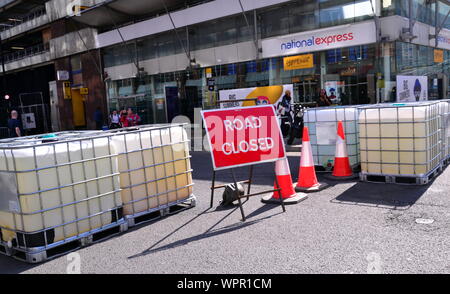 Heavy Duty wasser Kanistern verwendet wird, einen geschlossenen Straße in Manchester, Großbritannien Stockfoto