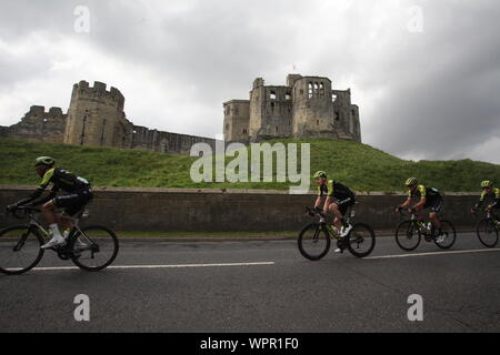 Warkworth, Northumberland, Großbritannien, 9. September 2019, die Stufe drei der Tour durch Großbritannien Radfahren geht Warkworth Castle, der Sieger der Etappe war Dylan Groenewegen, Kredit: DavidWhinham/Alamy leben Nachrichten Stockfoto