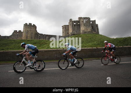 Warkworth, Northumberland, Großbritannien, 9. September 2019, die Stufe drei der Tour durch Großbritannien Radfahren geht Warkworth Castle, der Sieger der Etappe war Dylan Groenewegen, Kredit: DavidWhinham/Alamy leben Nachrichten Stockfoto