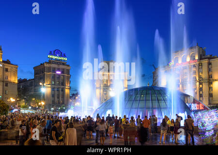 Kiew, Kiew: Maidan Nesaleschnosti (Platz der Unabhängigkeit), nächtliche Springbrunnenshow, Kiew, Ukraine Stockfoto