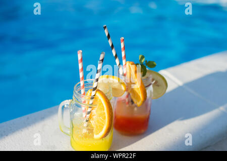 Zwei bunte tropische Cocktails in der Nähe des Pool Stockfoto