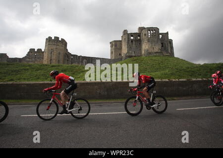 Warkworth, Northumberland, Großbritannien, 9. September 2019, die Stufe drei der Tour durch Großbritannien Radfahren geht Warkworth Castle, der Sieger der Etappe war Dylan Groenewegen, Kredit: DavidWhinham/Alamy leben Nachrichten Stockfoto