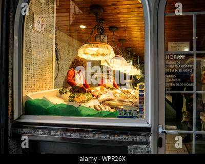 Barcelona, Spanien - Bov 15, 2017: Blick von der Straße auf traditionelle spanische Fischer Store verkaufen Taucher meer Produkte frische Fische Garnelen Tintenfisch Stockfoto