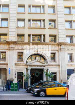 Barcelona, Spanien - Bov 15, 2017: Autos und Menschen vor Grand Hotel Central in Barcelona - 5 Sterne Luxus Hotel Stockfoto