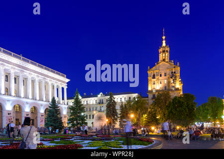 Kiew, Kiew: Maidan Nesaleschnosti (Platz der Unabhängigkeit), Petro Tschaikowsky der Nationalen Musikakademie der Ukraine (links), Kiew, Ukraine Stockfoto