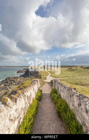 Eine Ansicht von Tŵr Mawr Leuchtturm auf llanddwyn Island Teil von staplehurst Warren National Nature Reserve, Anglesey, North Wales, UK Stockfoto