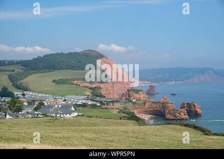 August 2019. Blick auf das Meer stapeln auf Ladram Bay mit der Jurassic Coast und Sidmouth im Hintergrund Stockfoto