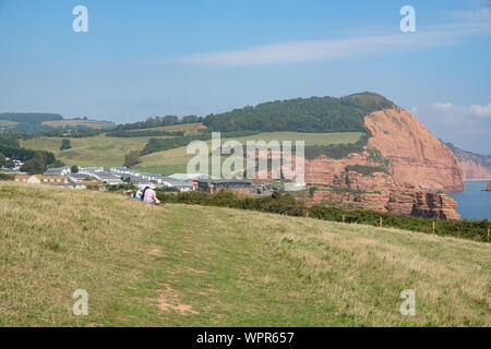 August 2019. Blick auf das Meer stapeln auf Ladram Bay mit der Jurassic Coast und Sidmouth im Hintergrund Stockfoto