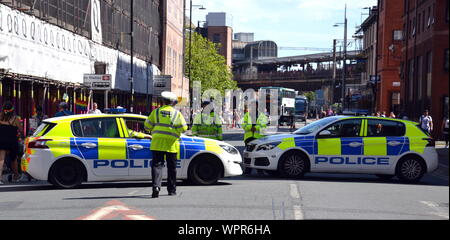 Zwei Polizeiautos verwendet wird, einen Road in Manchester, Großbritannien Stockfoto