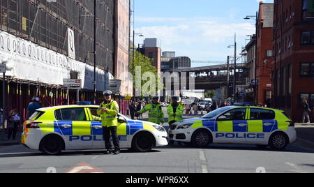 Zwei Polizeiautos verwendet wird, einen Road in Manchester, Großbritannien Stockfoto