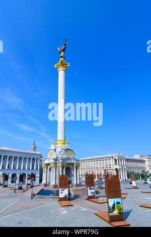 Kiew, Kiew: Maidan Nesaleschnosti (Platz der Unabhängigkeit), Petro Tschaikowsky der Nationalen Musikakademie der Ukraine (links), Independence Monument, Rusty displ Stockfoto