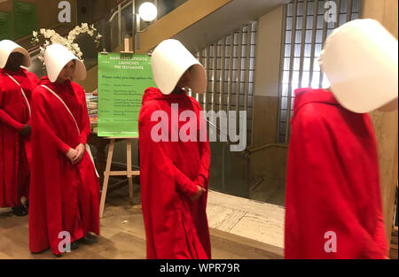 Schauspieler verkleidet als Zeichen der neuen Margaret Atwood Roman, Das Testament an der Piccadilly Zweig von Waterstones, wie sie fördern eine Audienz mit dem Thema vor der Mitternacht release des neuen Buches. Stockfoto