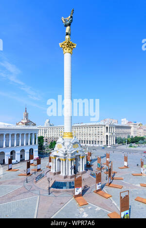 Kiew, Kiew: Maidan Nesaleschnosti (Platz der Unabhängigkeit), Petro Tschaikowsky der Nationalen Musikakademie der Ukraine (links), Independence Monument, Rusty displ Stockfoto