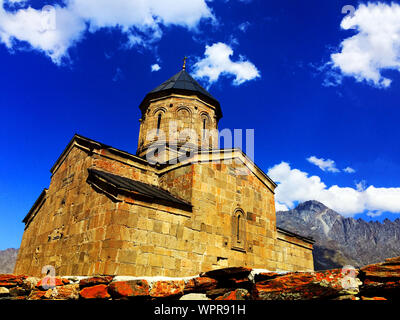 Mittelalterliche Kirche Mariä Himmelfahrt am Kazbek Berg. Berühmte Gergeti Trinity Tsminda Sameba Kirche. Antike alte Georgische Kirche. Stockfoto
