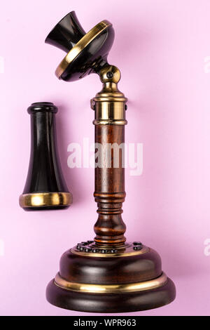 Retro Metall und Holz- Telefon auf einem rosa Hintergrund Stockfoto