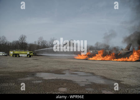 Feuerwehrleute aus dem 110 Wing Bauingenieurwesen Squadron, Battle Creek Air National Guard Base, Mich., Fire Training übung Szenarien mit dem Detroit Metro Airport Feuerwehr April 13, 2019, Detroit, Michigan (Air National Guard Video von Staff Sgt. Jakob Cessna/freigegeben) Stockfoto