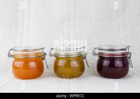 Zusammensetzung der Gläser voll köstliche süße Marmelade, gesunde Frucht Marmelade, horizontal Stockfoto