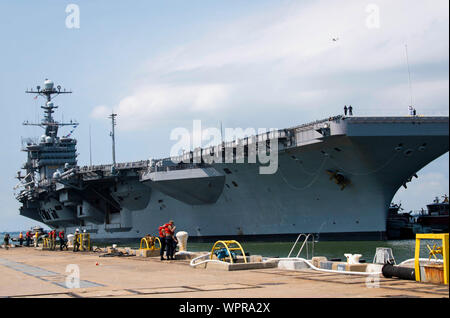 190908-N-PQ 548-0091 Norfolk, Virginia (Sept. 8, 2019) Der Nimitz-Klasse Flugzeugträger USS John C Stennis (CVN 74) kehrt in die Naval Station Norfolk im Zuge der abfliegenden Homeport die Auswirkungen des Hurrikans Dorian zu vermeiden. Gebiet Hampton Roads Schiffe wieder ihren Heimathafen jetzt, dass die Bedrohung durch den Hurrikan Dorian bestanden hat. (U.S. Marine Foto von mcsn Isaac Champlain/Freigegeben) Stockfoto