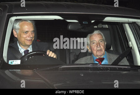 Veteran Labour-abgeordnete Dennis Skinner (rechts) lässt die Houses of Parliament in London. Stockfoto