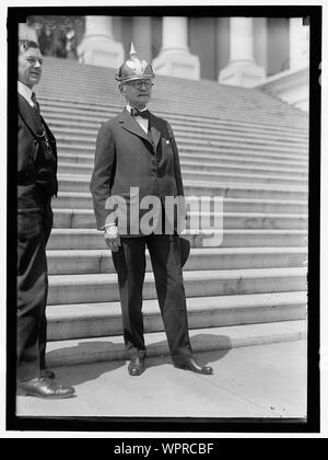 MARSHALL, THOMAS RILEY. Gouverneur von Indiana, 1909-1913; VIZEPRÄSIDENT DER VEREINIGTEN STAATEN, 1913-1921. Im Capitol. Tragen deutsche Helm Stockfoto
