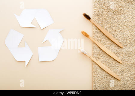 Recycling. Grün Papierkorb eco Symbol mit set für Baden auf Hellbeige natürlichen Hintergrund der Ansicht von oben. Stockfoto