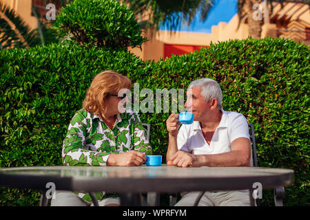 Senior paar Tee trinken im Hotel Cafe. Glückliche Menschen genießen Urlaub. Valentinstag Stockfoto