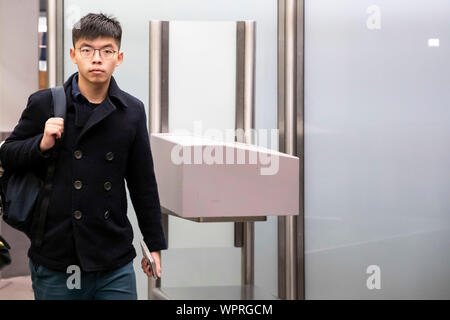 Berlin, Deutschland. 09 Sep, 2019. Joshua Wong, Bürgerrechtler der Proteste in Hongkong, kommt aus dem Sicherheitsbereich, als er am Flughafen Tegel ankommt. Credit: Christoph Soeder/dpa/Alamy leben Nachrichten Stockfoto