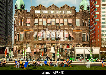 Menschen lungern vor dem Hotel New York (ehemals Holland America Line Gebäude, Rotterdam, Niederlande Stockfoto