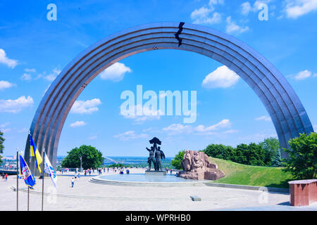 Kiew, Kiew: der Menschen Freundschaft Arch (Freundschaft der Nationen Denkmal), Titan Arch, Bronzestatue, die einen Russischen und Ukrainischen Arbeiter Holding Stockfoto