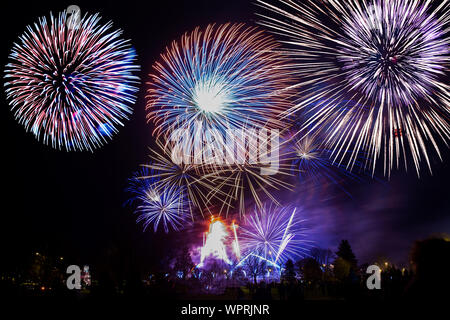 Buntes Feuerwerk am dunklen Himmel Hintergrund. Stockfoto