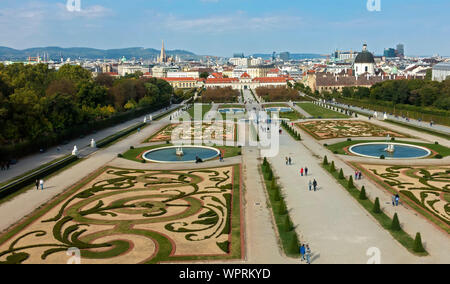 Belvedere Palace Grounds und Lower Belvedere vom oberen Belvedere aus gesehen. Wien, Österreich Stockfoto