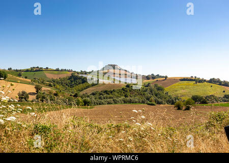 Solarcells auf dem Hügel des Dorfes Montedinove auf einer Höhe von 561 m in der italienischen Region Marche. Stockfoto