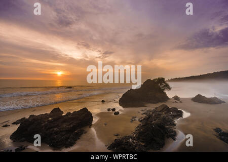 Sonnenuntergang am tropischen Strand Almejal an der Pazifik Küste im Choco Region von El Valle neben Bahia Solano in Kolumbien Stockfoto