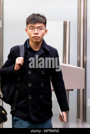 Berlin, Deutschland. 09 Sep, 2019. Joshua Wong, Bürgerrechtler der Proteste in Hongkong, kommt aus dem Sicherheitsbereich, als er am Flughafen Tegel ankommt. Credit: Christoph Soeder/dpa/Alamy leben Nachrichten Stockfoto