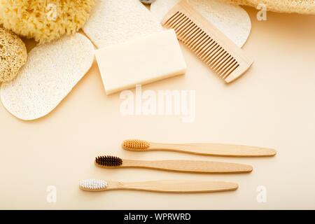 Null Abfall und Kunststoff Konzept mit Bambus Zahnbürste, Handtuch, Meer schwamm, Loofah, Seife, Holz- Haar Bürste. Umweltfreundliche Badezimmer. Natürliche Stockfoto