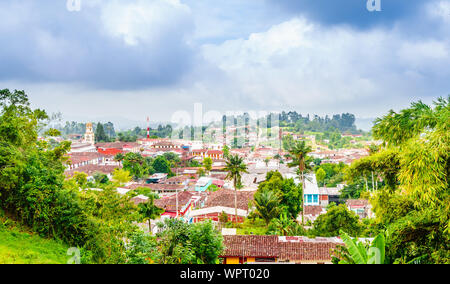 Stadtbild Blick über die Stadt des Salento, Kolumbien Stockfoto