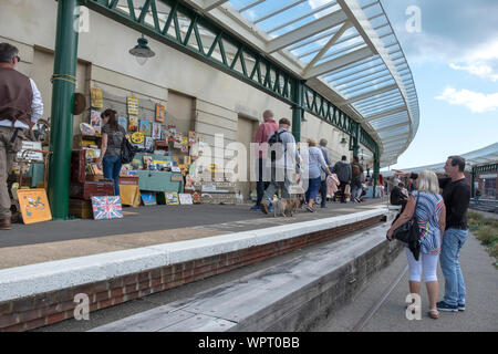 Sonntag Marktstände auf der Plattform des alten Hafen von Folkestone Bahnhof, der offiziell im Jahr 2014 geschlossen, Kent, Großbritannien Stockfoto