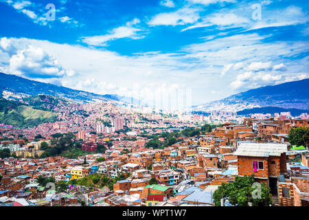 Blick über Gebäude der Comuna 13 in Medellin, Kolumbien Stockfoto