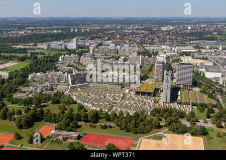 Blick auf das Olympische Dorf 1972 aus dem Olympiaturm (Olympic Tower), München, Bayern, Deutschland. Stockfoto