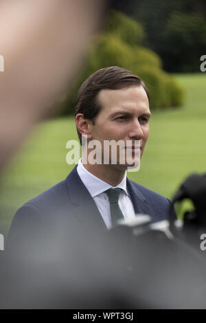 Washington, District of Columbia, USA. 9 Sep, 2019. Senior Advisor Jared Kushner hört sich die Vereinigten Staaten Präsident Donald J. Trumpf sprechen zu der Presse, als er das Weiße Haus in Washington, DC, USA fährt für eine Kundgebung in North Carolina am 9. September 2019. Credit: Stefani Reynolds/CNP/ZUMA Draht/Alamy leben Nachrichten Stockfoto