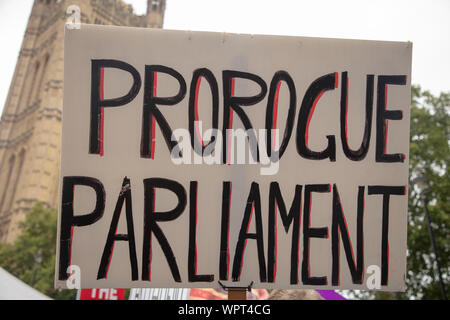 London, Großbritannien. 9. September, 2019. Große Board" zu vertagen Parlament", die von einer pro-Brexit Unterstützer bei einer Demonstration in der Nähe von College Green durchgeführt, gegenüber dem Parlamentsgebäude, London. Credit: Joe Kuis/Alamy Nachrichten Stockfoto